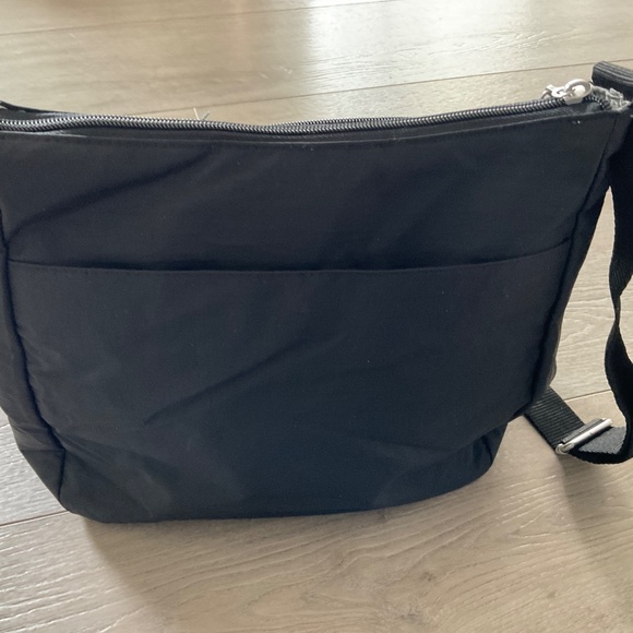 BAGGALLINI Crossbody Black Bag Lightweight EUC - Picture 9 of 10